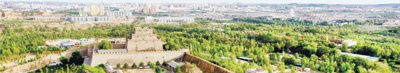 　　陕西榆林市镇北台裸露土地全面绿化，树林环绕。　　新华社记者 陶 明摄