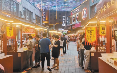 近日,江西贵溪市福润印象城美食一条街上人流如织。人民视觉