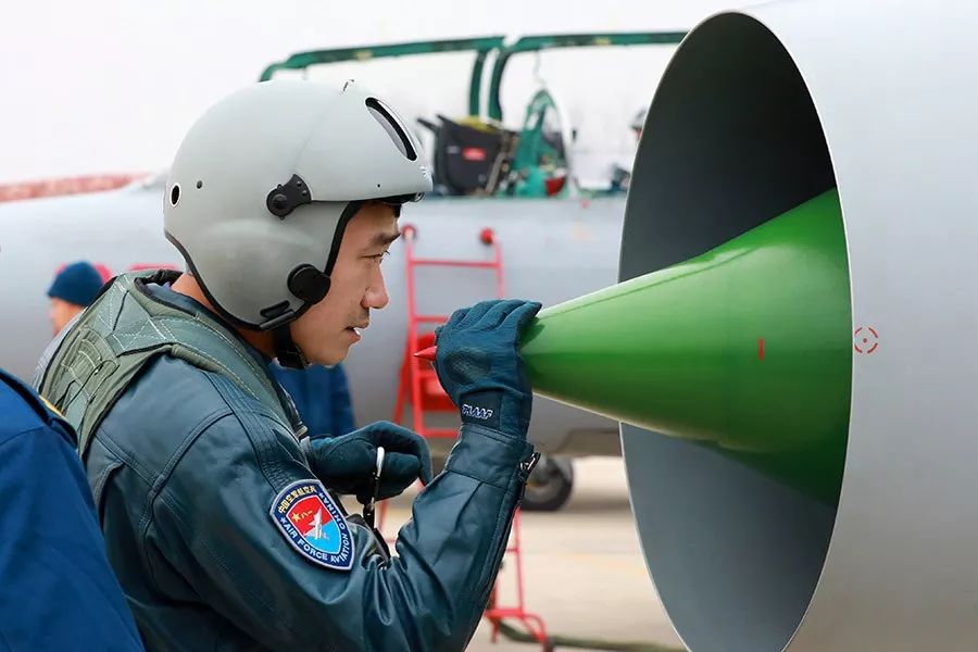 春节前夕,空军某旅组织编队飞行训练