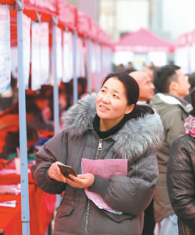 1月19日，安徽省淮北市相山区举行2020年“春风行动”暨就业援助月专项招聘会。 　　万善朝摄（人民视觉）