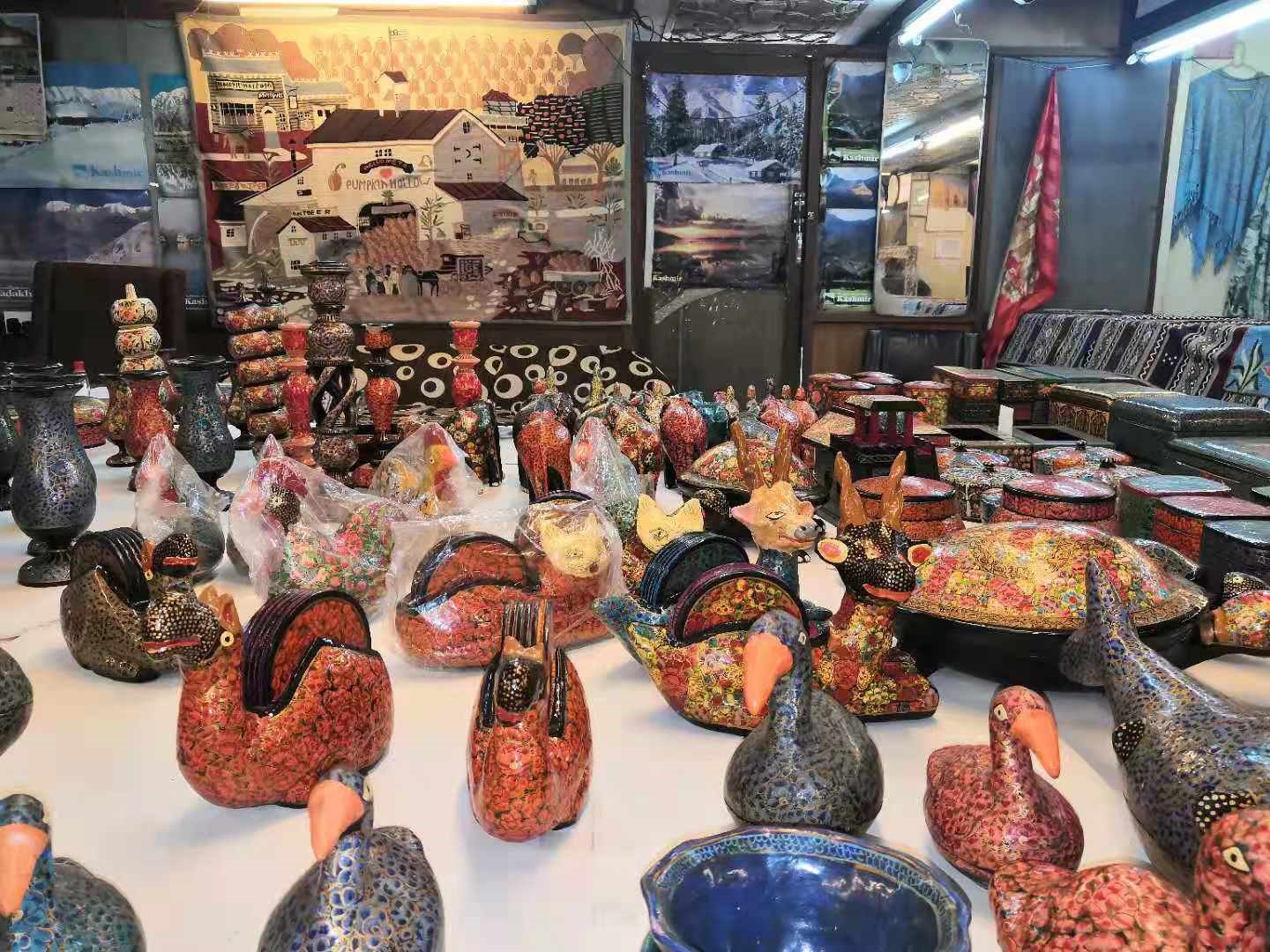 (孟买一家旅游纪念品商店&nbsp; 新华社记者 张亚东摄)