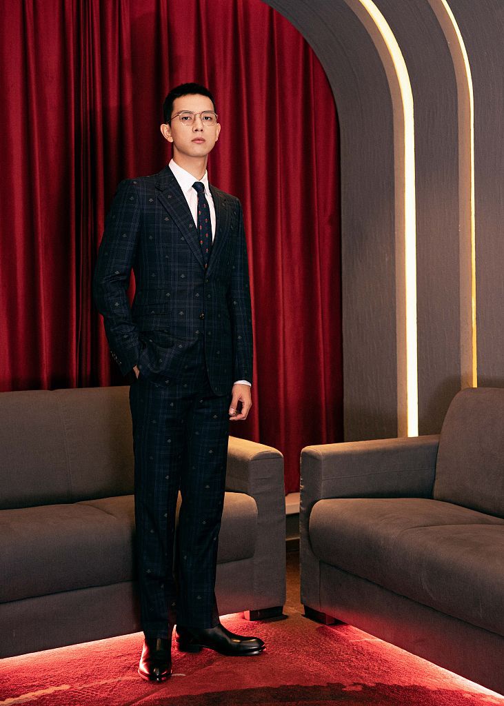 李现寸头配金丝眼镜玩西装杀 玫瑰花领带贵气不失童趣太撩了