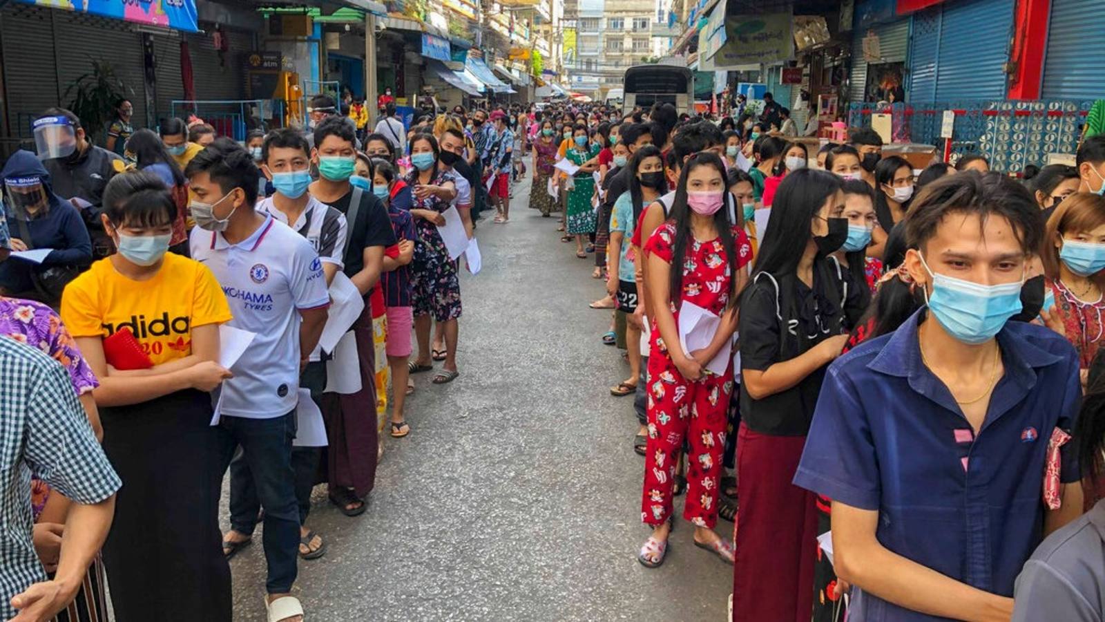 泰国民众排队接受检测（曼谷邮报）