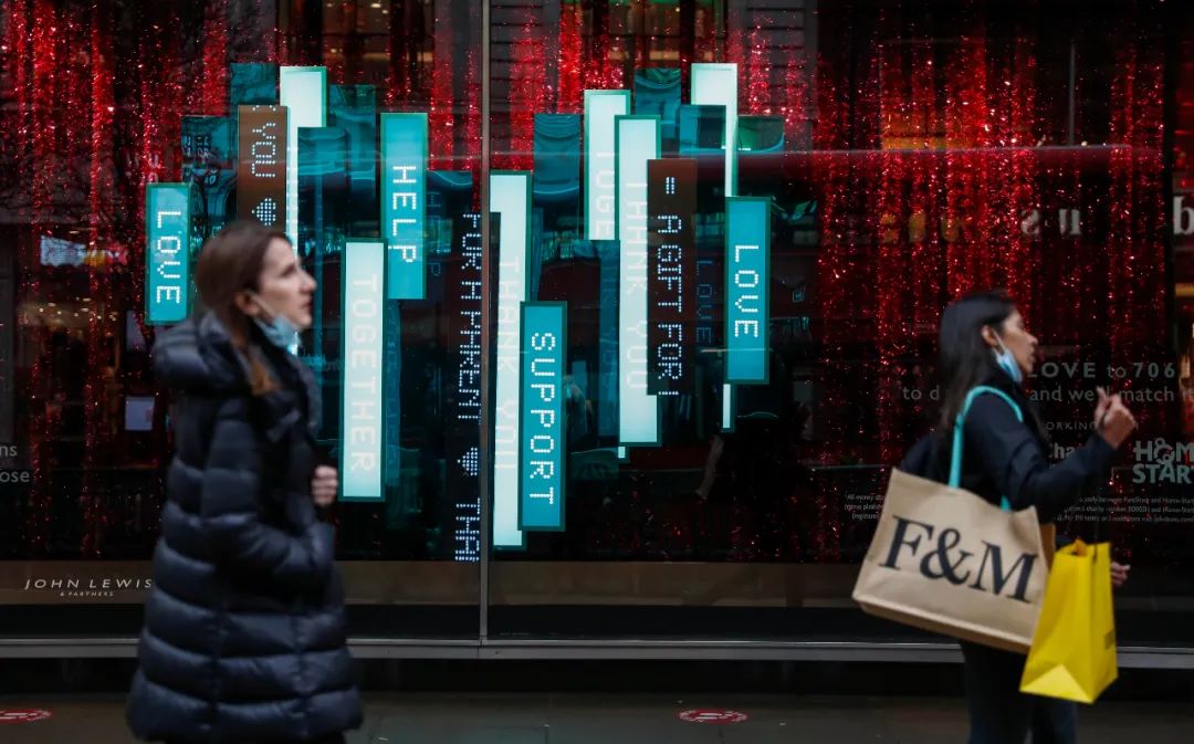 12月18日，人们走在英国伦敦的牛津街上。图片来源：新华社韩岩 摄