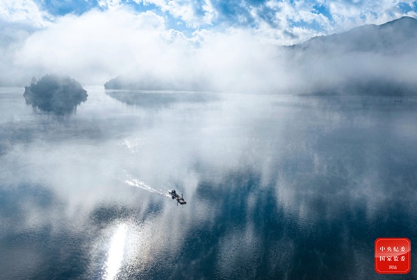 冬至时节,云南省龙陵县蚌渺水库弥漫着冬天的味道.