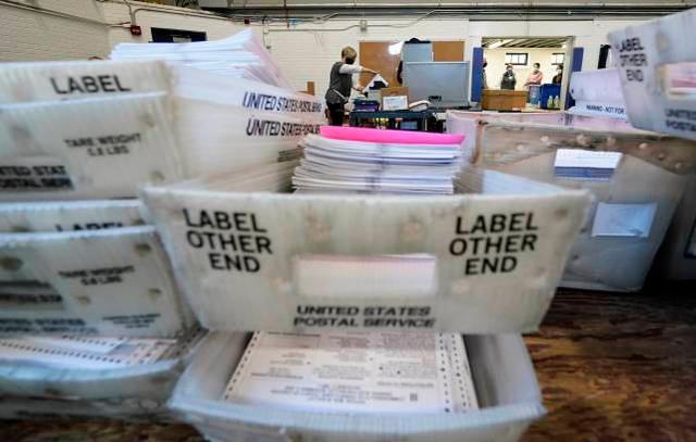 美国工作人员计算选票 图源：美联社