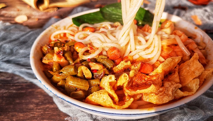 袋装柳州螺蛳粉销售破百亿 又酸又臭的它如何长成一个大品类？