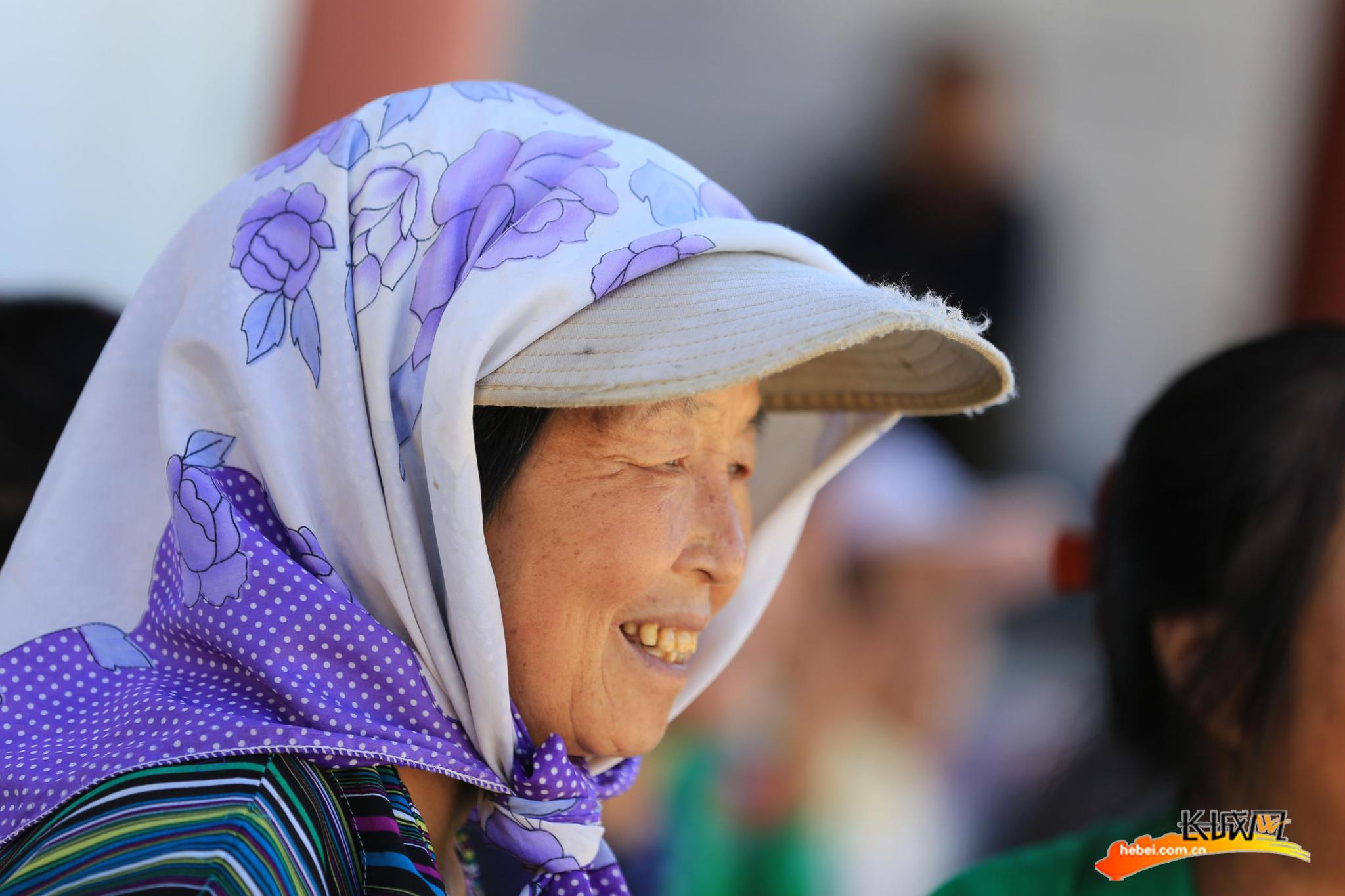 村民露出开心的笑容.