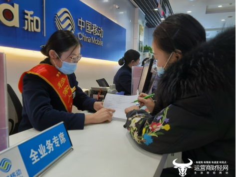 Uncle Wang's daughter handled the new mobile phone's SIM card on his behalf