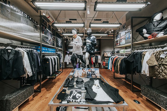 niko and ．．． THE LAB店内男装陈列区。图片来源：niko and ．．．