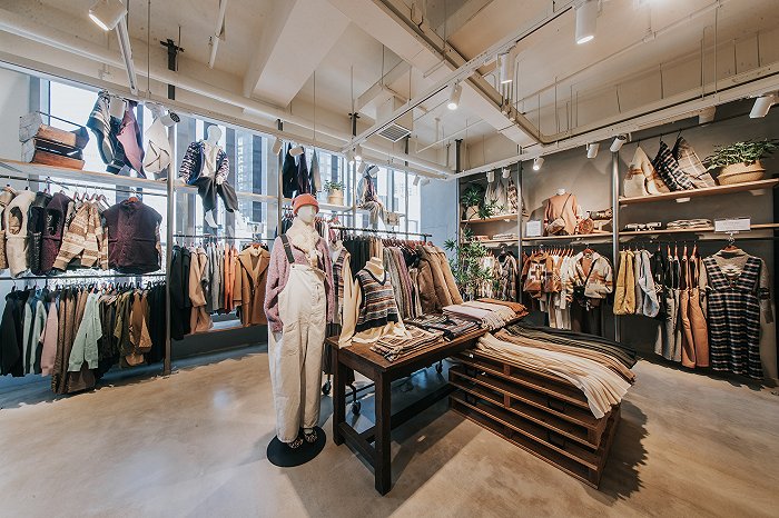 niko and ．．． THE LAB店内的女装陈列区。图片来源：niko and ．．．