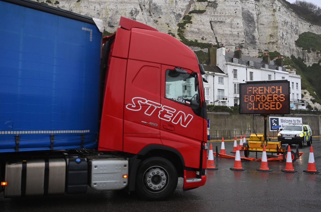 英国沦为“疫情孤岛”：逾40国对英禁飞 恐面临食品短缺威胁？