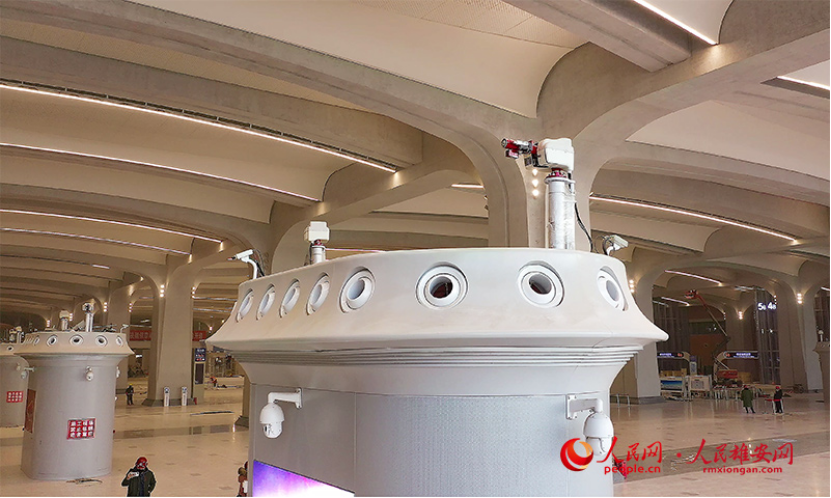 候车厅的岛式空调机组,集消防水箱,水炮,客服,地暖等多功能于一体.