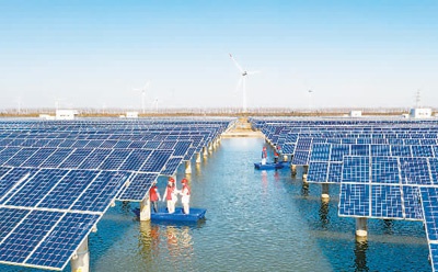   近年来，江苏省海安市滨海新区利用广阔的滩涂资源培育壮大太阳能、风能等新能源产业，有效实现节能减排的同时，推动地方经济绿色发展。图为日前电力作业人员在巡检光伏发电设施。  翟慧勇摄（人民视觉）