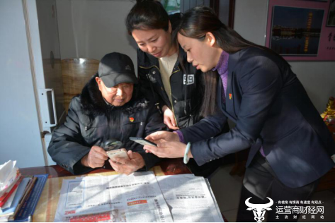 Mobile volunteers teach Uncle Guo how to use smartphones