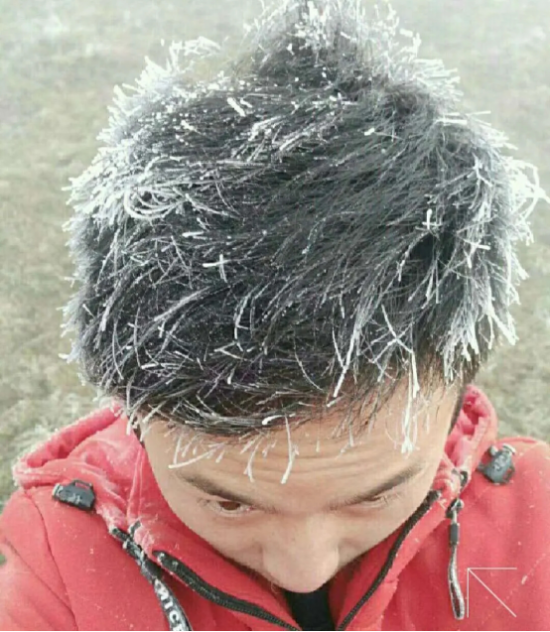 ("冰花男孩"在冰雪凝冻灾害中守护信号畅通)
