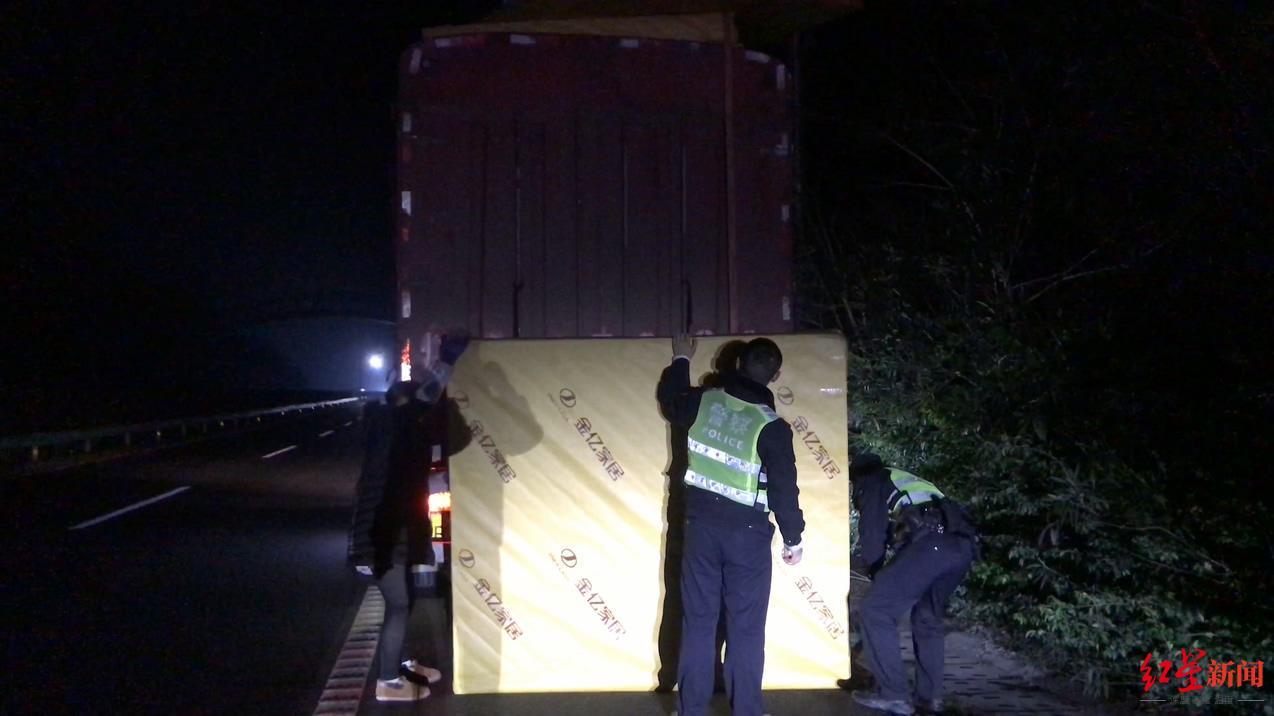 ↑交警协助处置床垫。