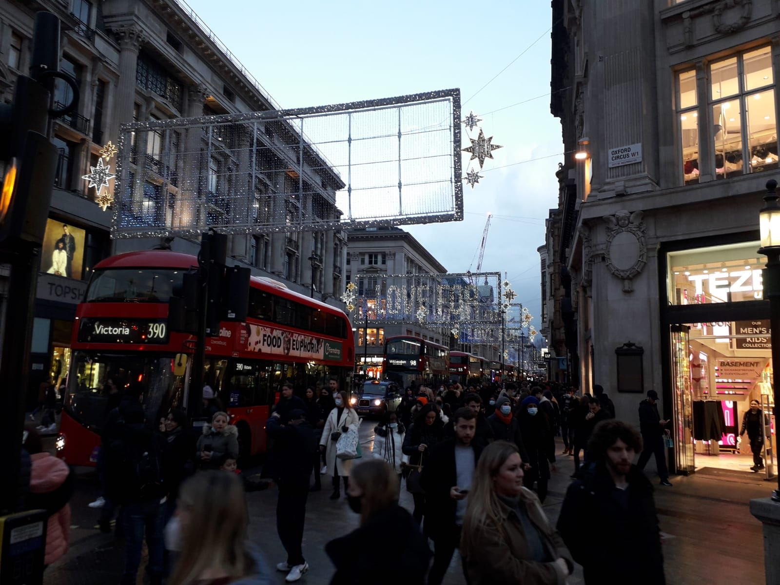 宣布“封城”后，12月20日的伦敦牛津大街依旧人流涌动 图源：社交媒体