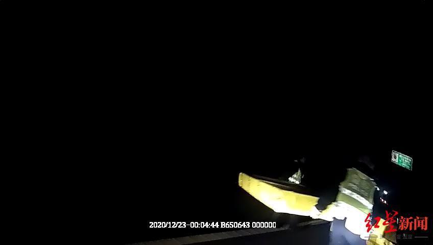 ↑交警将床垫迁移到答急车道。