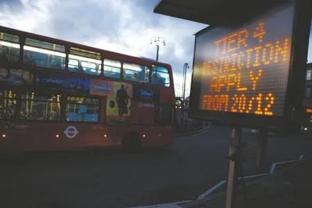 伦敦街头电子屏显示“12月20日起实施新冠疫情防控级别第四级”字样