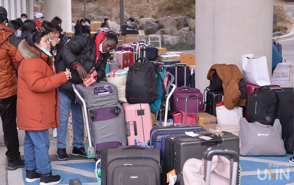 12月22日，首尔市立大学学生从宿舍搬走。