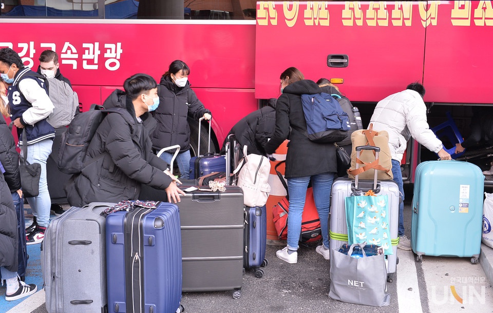 12月22日，首尔市立大学学生从宿舍搬走。（《韩国大学新闻报》）