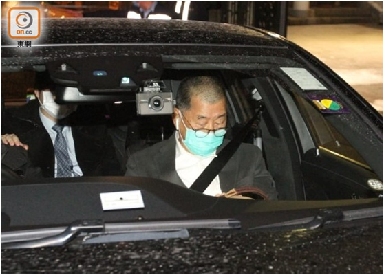 黎智英12月23日晚离开法院（图片来源：香港“东网”）