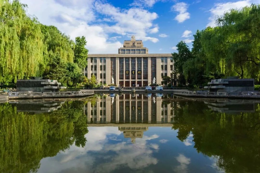 校园,学校周边只有极少停车位,请考生们选择合适的交通工具到校考试
