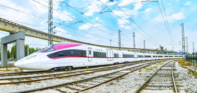 我国自主研发时速350公里高速货运动车组下线 系世界首列