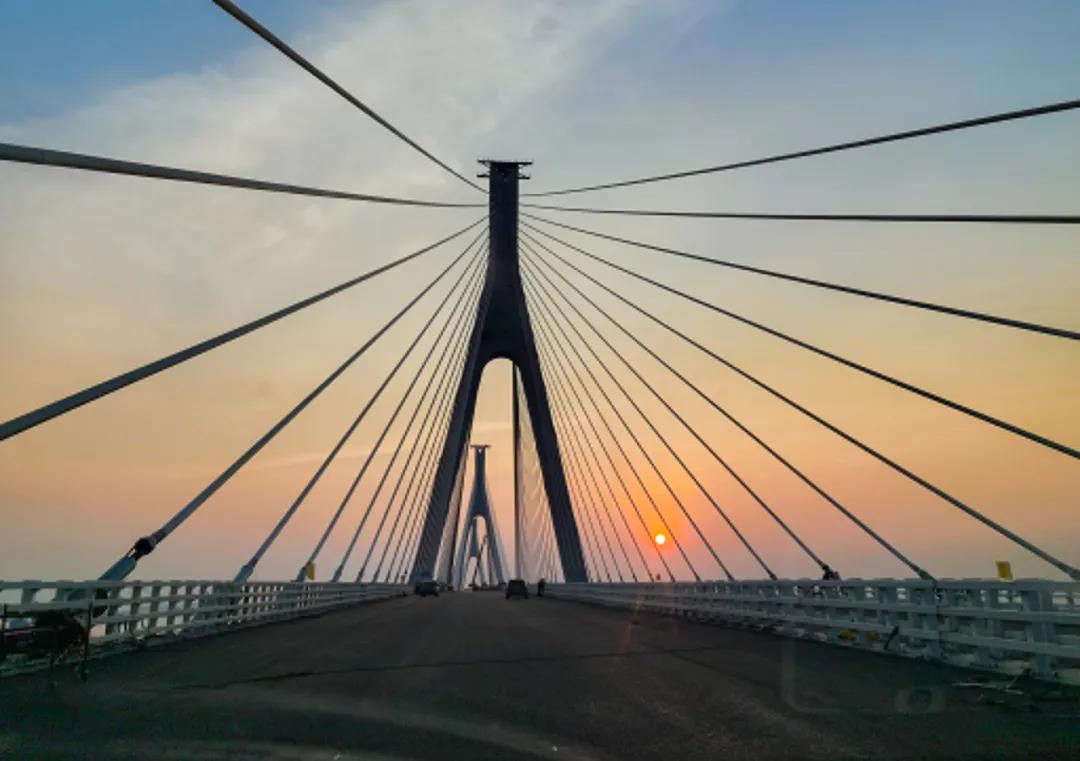 广东珠海洪鹤大桥正式建成通车