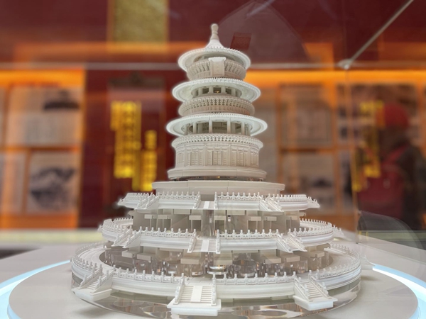 祈年殿是天坛的主体建筑,位列展览中心位的榫卯积木祈年殿吸引了不少