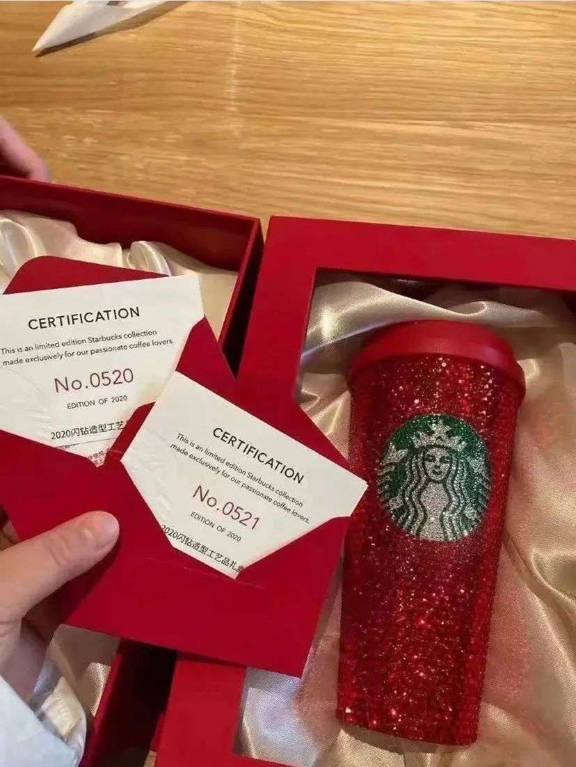 圣诞杯炒到8万块，也救不了糊咖星巴克
