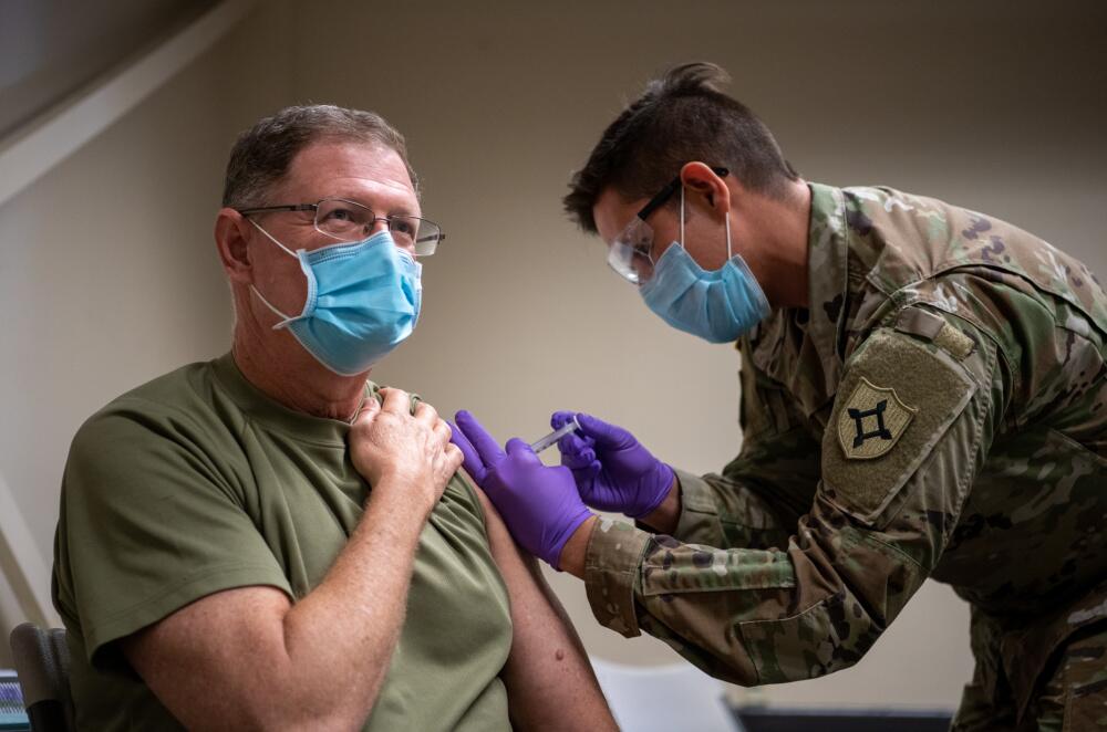 美军人员接种新冠疫苗