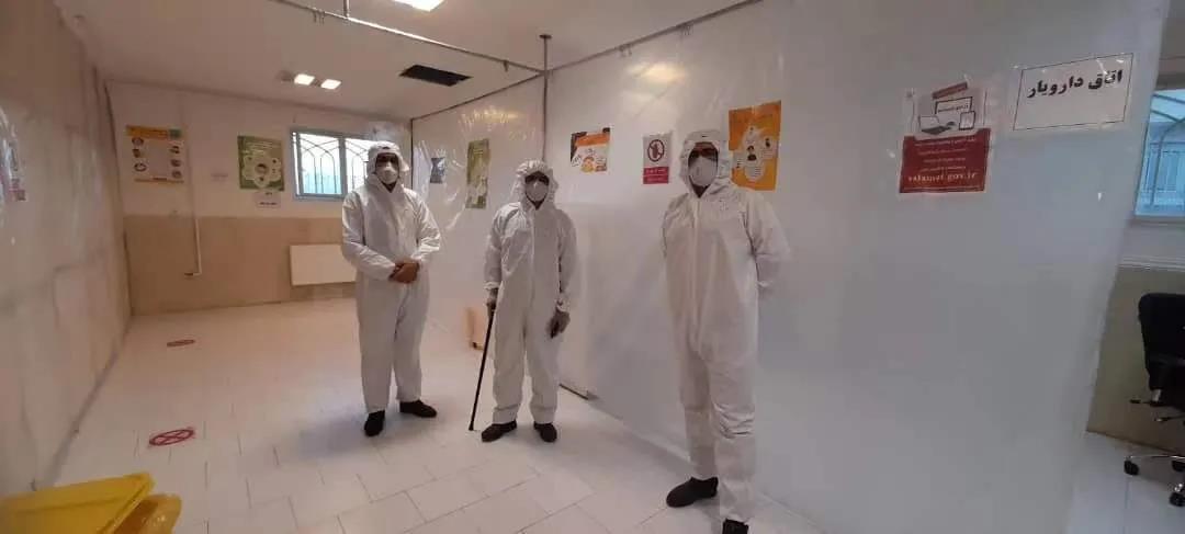 △索玛耶（右）与同事在办公室。由于需要执行社交隔离措施，公司要求每次上班只能两三人一起。