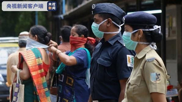 △图为印度用围巾遮掩口鼻的印度民众