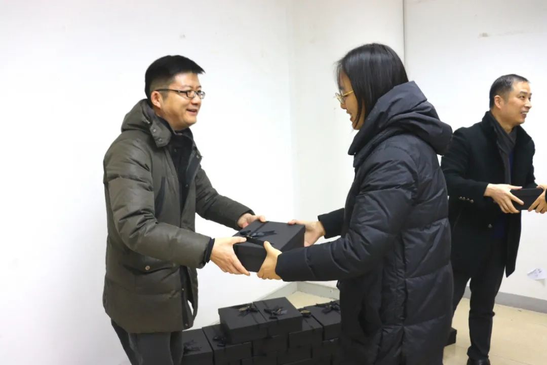 院党委书记陈晓波,院长袁周敏,党委副书记徐欣娅,2017级辅导员高艳丽