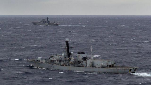 资料图：“诺森伯兰”号护卫舰监视俄“库拉科夫海军中将”号驱逐舰