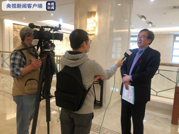 △图为李钟求教授接受总台记者采访，摄于2020年4月10日