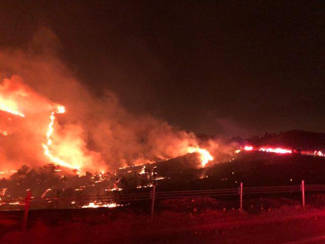 平安夜一处美军基地燃起大火，7000多人连夜疏散