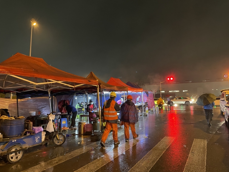 特斯拉超级工厂门口的简陋夜市（图片来源：品玩）