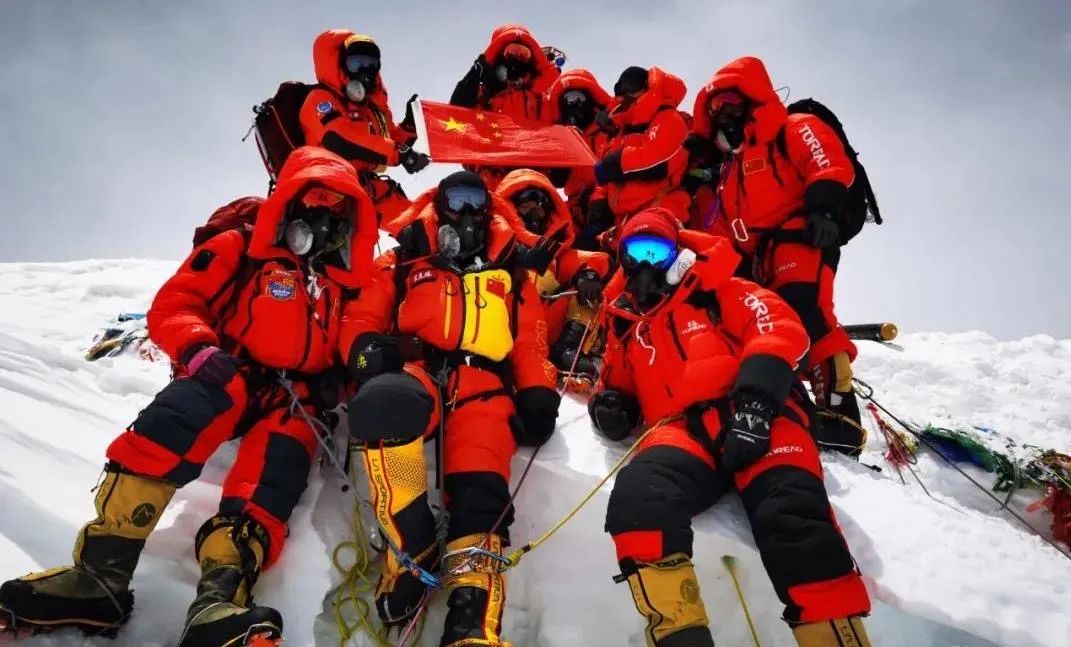  △2020年5月27日11时，2020珠峰高程测量登山队8名队员成功登顶，完成峰顶测量任务。