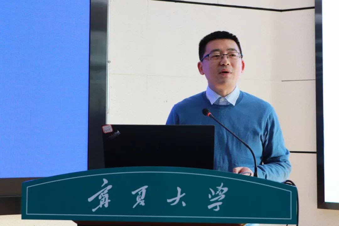 流基层教学组织获得团队代表,化学化工学院任永胜和外国语学院朱海燕