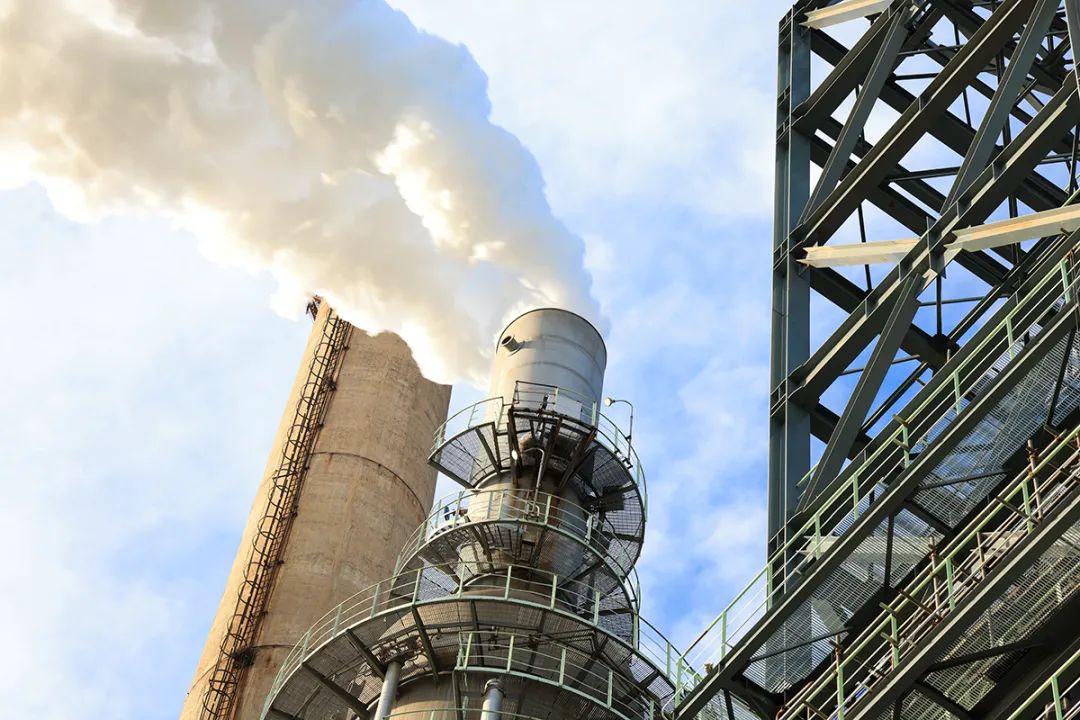 白烟滚滚这些烟囱里冒的到底是什么