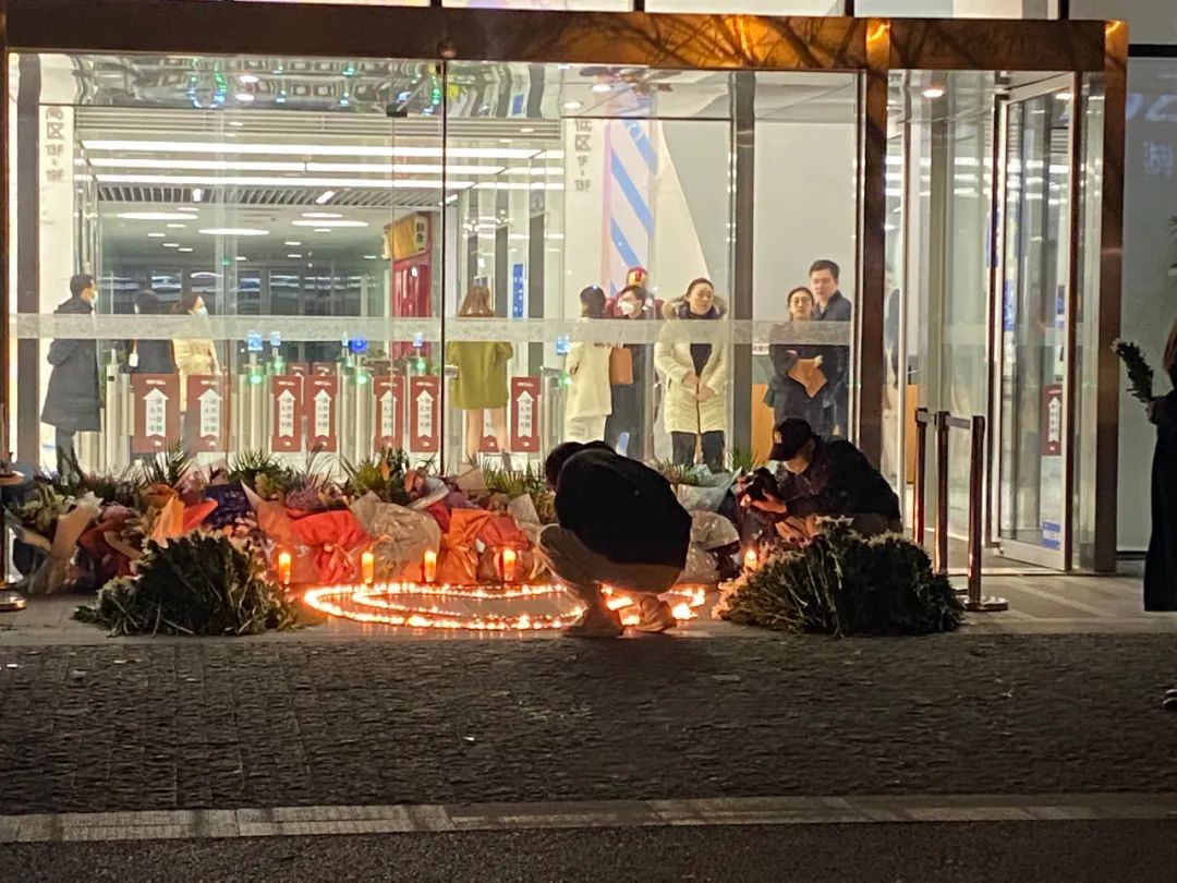 悼念现场 图片来源：每经记者 舒冬妮 摄
