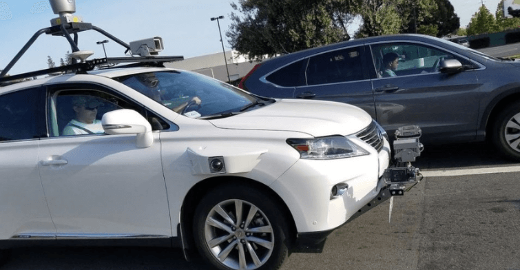 △2017年在硅谷的路上的苹果无人驾驶测试汽车