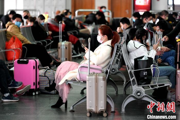 资料图:候车厅里等车的乘客。 王东明 摄