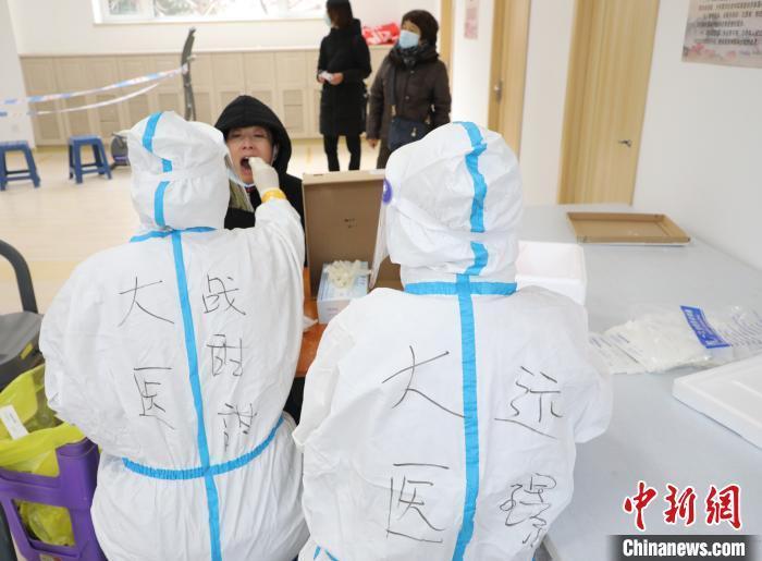 资料图:大连全员核酸检测现场。 杨毅 摄