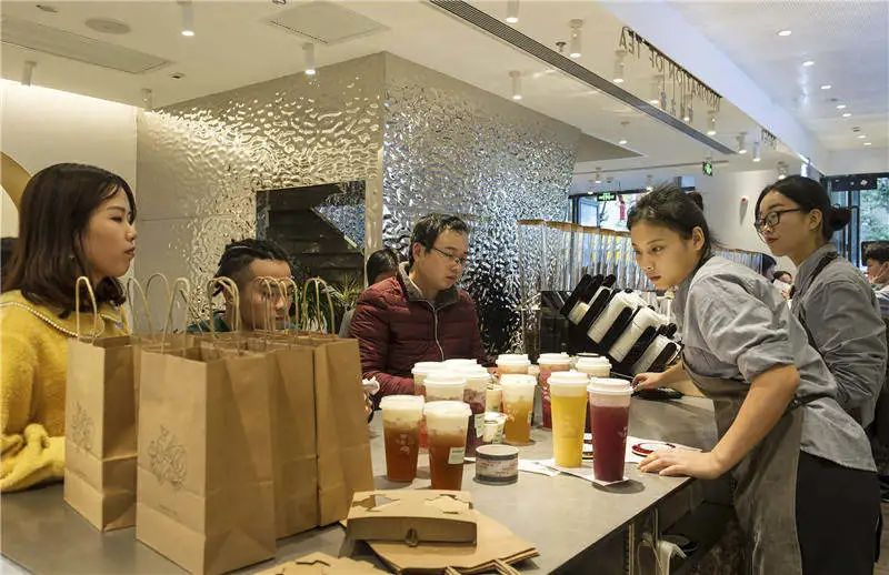 很“穷”的年轻人，怎么成了花钱消费的主力军？