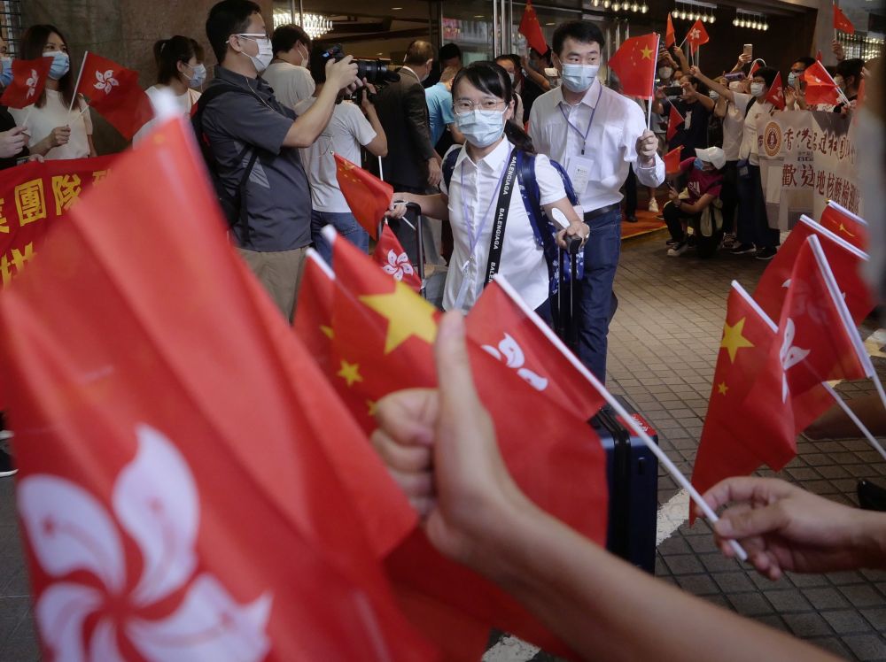 9月16日，圆满完成协助香港特区抗疫任务的内地核酸检测支援队队员们离开香港，香港市民夹道欢送。新华社记者 王申 摄