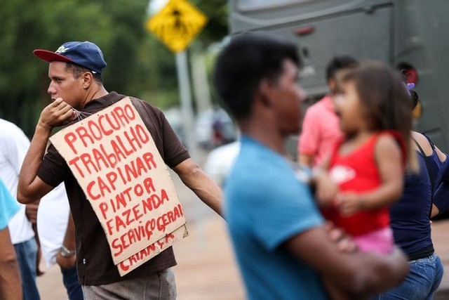 △巴西一求职者在街头找工作（图片来源：巴西国家通讯社）